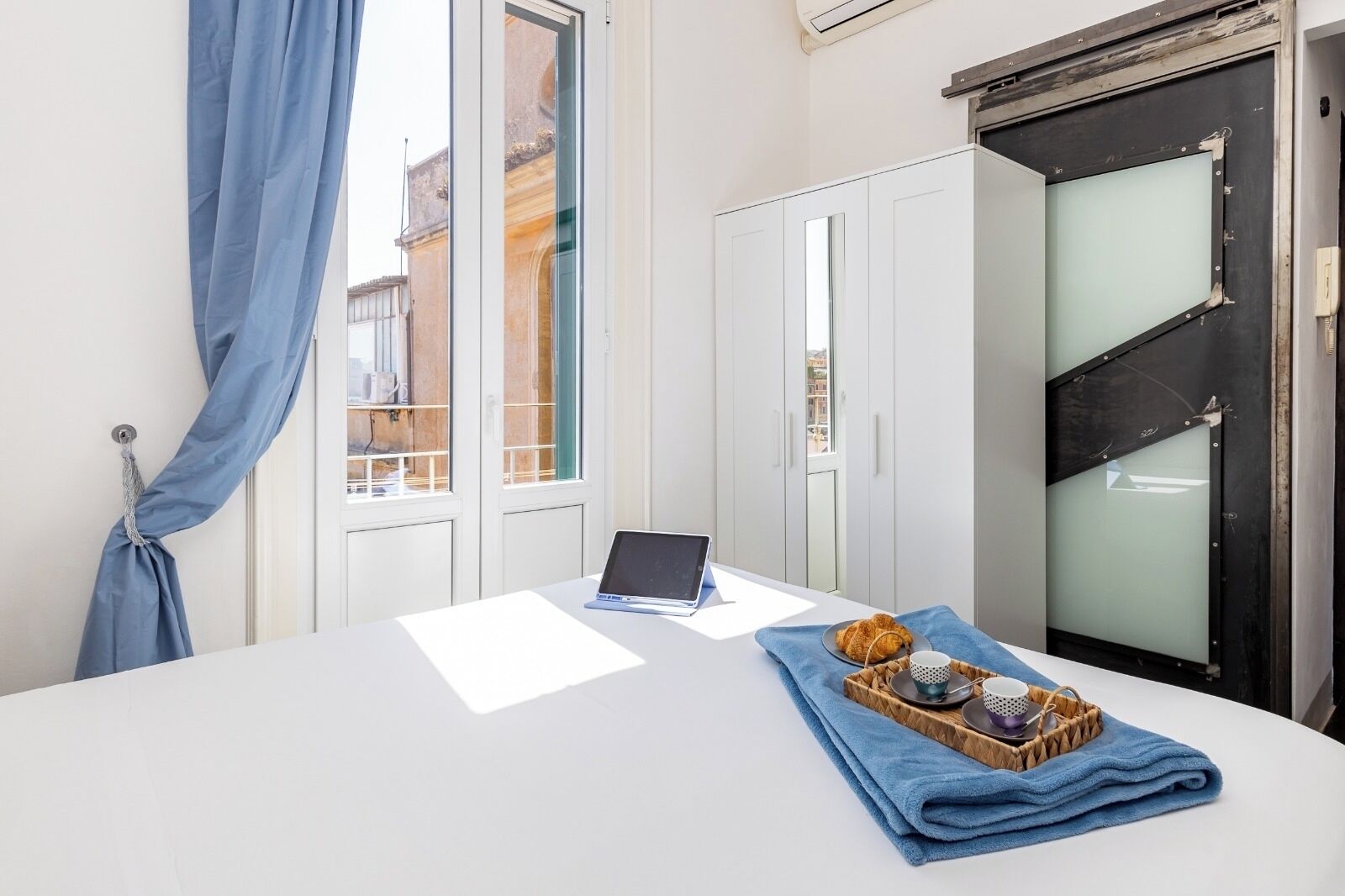 2 habitaciones, escritorio y tabla de planchar con plancha 