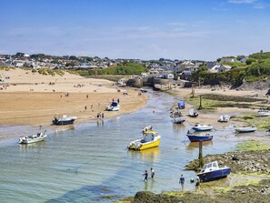 Beach - Spacious modern 3 bedroomed bungalow, close to beaches and coast path (Bude, Cornwall)