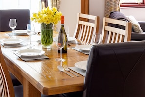 Dining - Spacious modern Family & Dog-Friendly Bungalow Near Widemouth Bay & Bude (Bude, Cornwall)