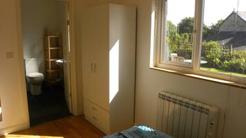 1 habitación, tabla de planchar con plancha, wifi gratis y ropa de cama