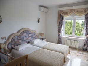 2 عدّة غرف نوم ومكواة/لوح كي وواي فاي مجانًا وملاءات أسرّة