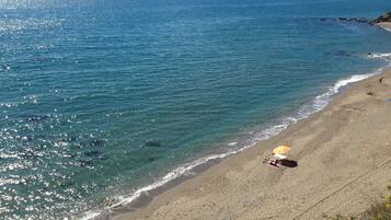 Beach nearby, sun loungers