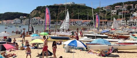 Una spiaggia nelle vicinanze