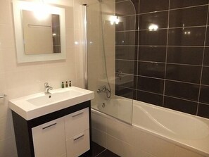 Combinació de dutxa i banyera, assecador de cabells, bidet i tovalloles 