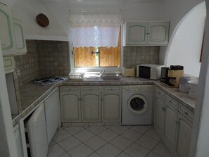 Jääkaappi, mikroaaltouuni, uuni, liesi