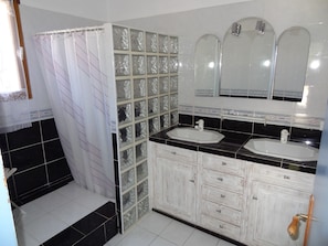 Dusche, Haartrockner, Bidet, Toilettenpapier
