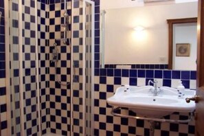 Shower, hair dryer, towels, soap - La Querceta, Typical Residence. Last Minute Offer (Torrita di Siena)