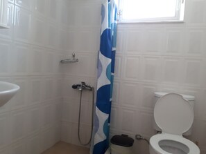 Combined shower/tub, hair dryer, towels, shampoo