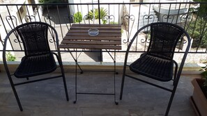 Outdoor dining - Katerina Apartments , Superior Two-Bedroom Apartment with Sea And Mountain View (Kalamata)