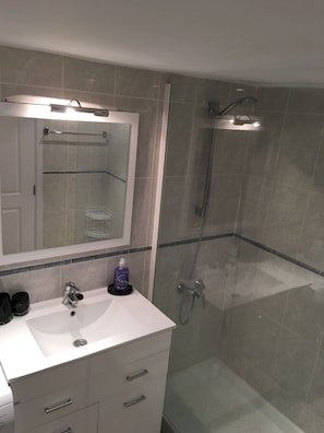 Shower, hair dryer, towels - Studio In Beautiful Quiet Complex with AIR CON Communal Pool - FREE WIFI (Los Cristianos)