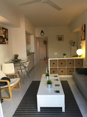 Fernseher, DVD-Player, Bücher, Videothek