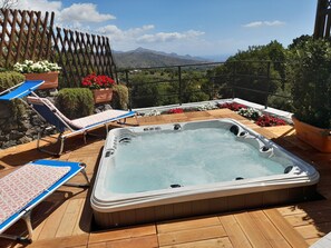 Outdoor spa tub