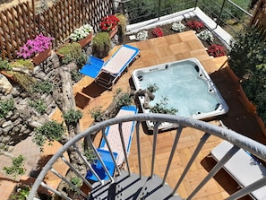 Outdoor spa tub