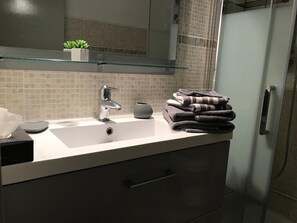 Dusche, Haartrockner, Handtücher, Seife