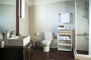 Regadera, amenidades de baño gratuitas, secadora de cabello, toallas 