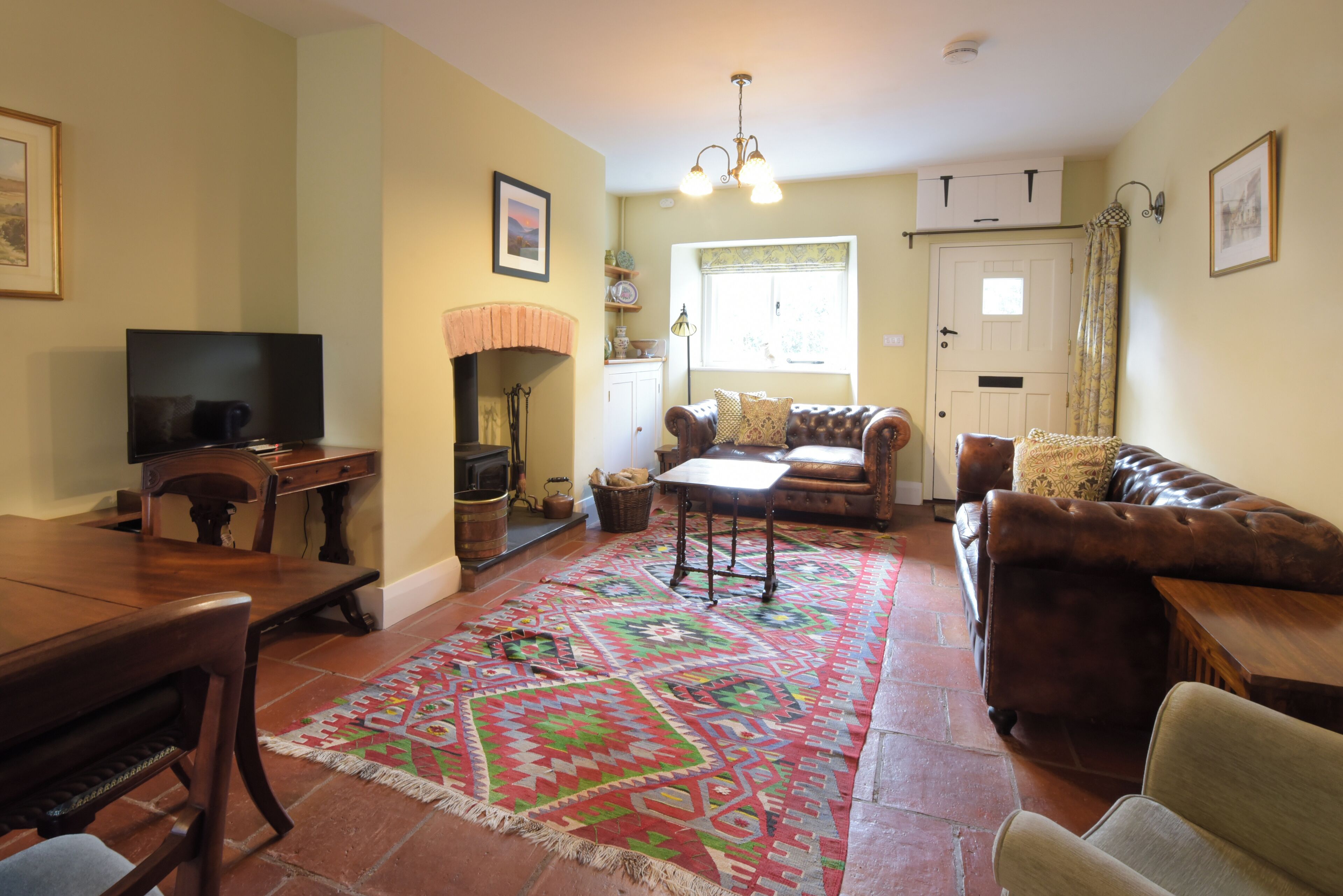 TV, fireplace, DVD player, books