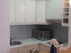 Een koelkast, een magnetron, een kookplaat