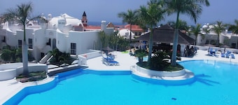 Beautiful apartment in a fantastic complex near the sea, with 4 pools,bar,Wifi