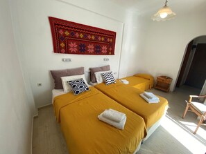 Safe på rommet, strykejern/-brett, wi-fi (inkludert) og sengetøy