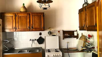 Een koelkast, een magnetron, een oven, een kookplaat