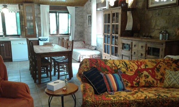 تلفزيون ذكي، مدفأة، كُتُب، طابعة