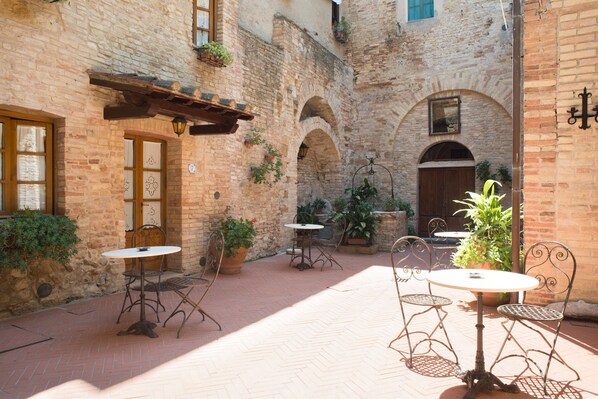 Outdoor dining - San Gimignano full center apartment with fast wifi and courtyard. (San Gimignano)