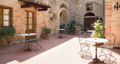 San Gimignano full center apartment with fast wifi and courtyard.