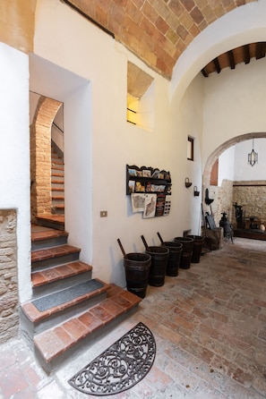 Interior - San Gimignano full center apartment with fast wifi and courtyard. (San Gimignano)