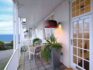 Outdoor dining - GOLD Award, spa, gym, pool membership, bay view terrace, parking (St. Ives)