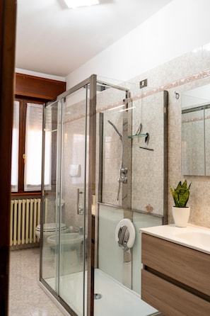 Hair dryer, towels, soap, toilet paper - CLIVO LAKE ISEO APARTMENT (Solto Collina)