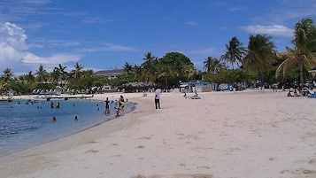 Playa en los alrededores, camastros y toallas de playa