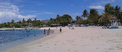 Beach nearby, sun-loungers, beach towels