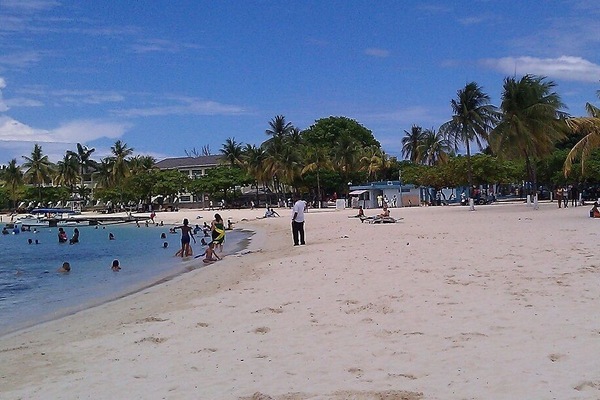 Plage à proximité, chaises longues, serviettes de plage
