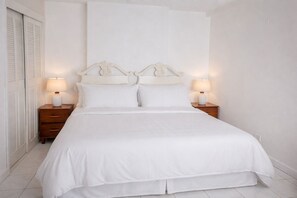 1 dormitori, caixa forta a l'habitació i planxa i posts de planxar 