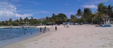 Nær stranden, solsenger og strandhåndklær