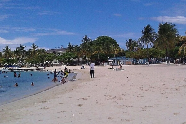 Beach nearby, sun loungers, beach towels