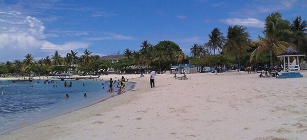 Beach nearby, sun loungers, beach towels