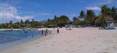 Cosy & Stylish Studio at Turtle Beach Towers - Pool, Beach & Town Nearby 