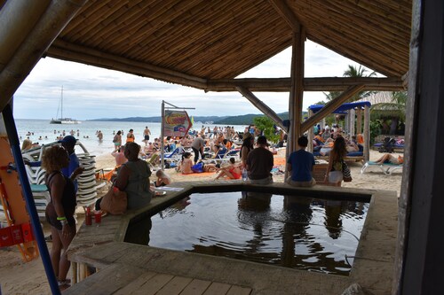 Comfy bedrooms minutes away from beach, free WIFI, spa hut, BBQ,24-hour security