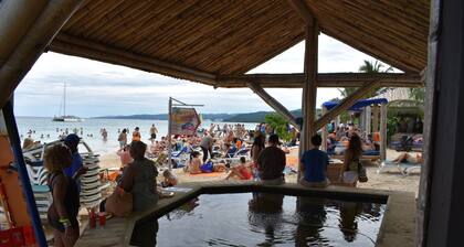 Comfy bedrooms minutes away from beach, free WIFI, spa hut, BBQ,24-hour security