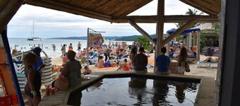 Comfy bedrooms minutes away from beach, free WIFI, spa hut, BBQ,24-hour security