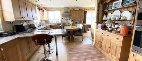 冷蔵庫、電子レンジ、オーブン、コンロ