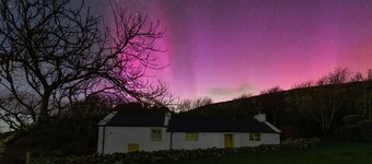 Irlantilainen Idyll - perinteinen kiviportaikamökki, joka sijaitsee vuoristossa Downingsin yläpuolella