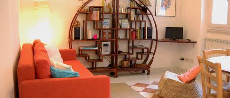 Fernseher, Bücher, Stereoanlage