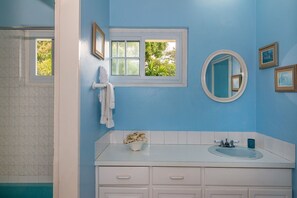 Duschwanne, Haartrockner, Handtücher, Seife