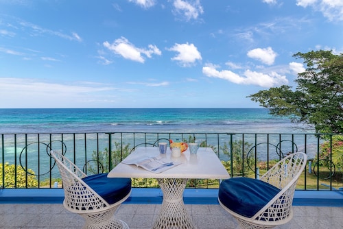  Waterfront ,  minutes from the beach, self catering, 24 hr security,           