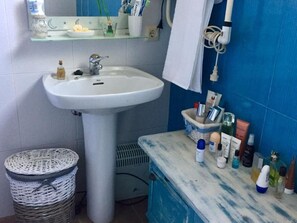 Shower, hair dryer, towels, shampoo