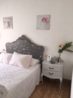 1 dormitorio, tabla de planchar con plancha, Internet y ropa de cama