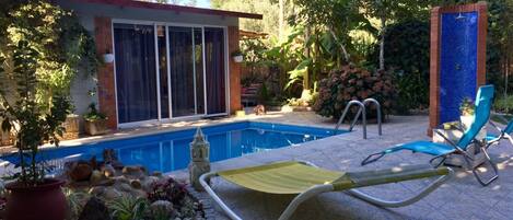 Een verwarmd zwembad