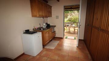 Refrigerador, microondas, placa de cocina, cafetera/tetera